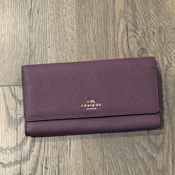 Coach Wallet in Eggplant w ID chain - Picture 1 of 8